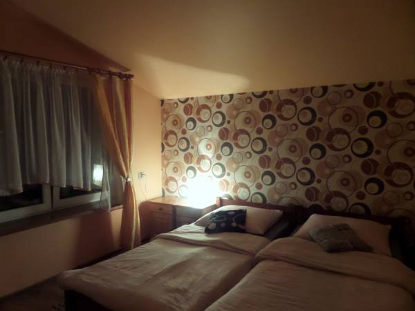 Pokój z dwoma łóżkami i stolikami nocnymi