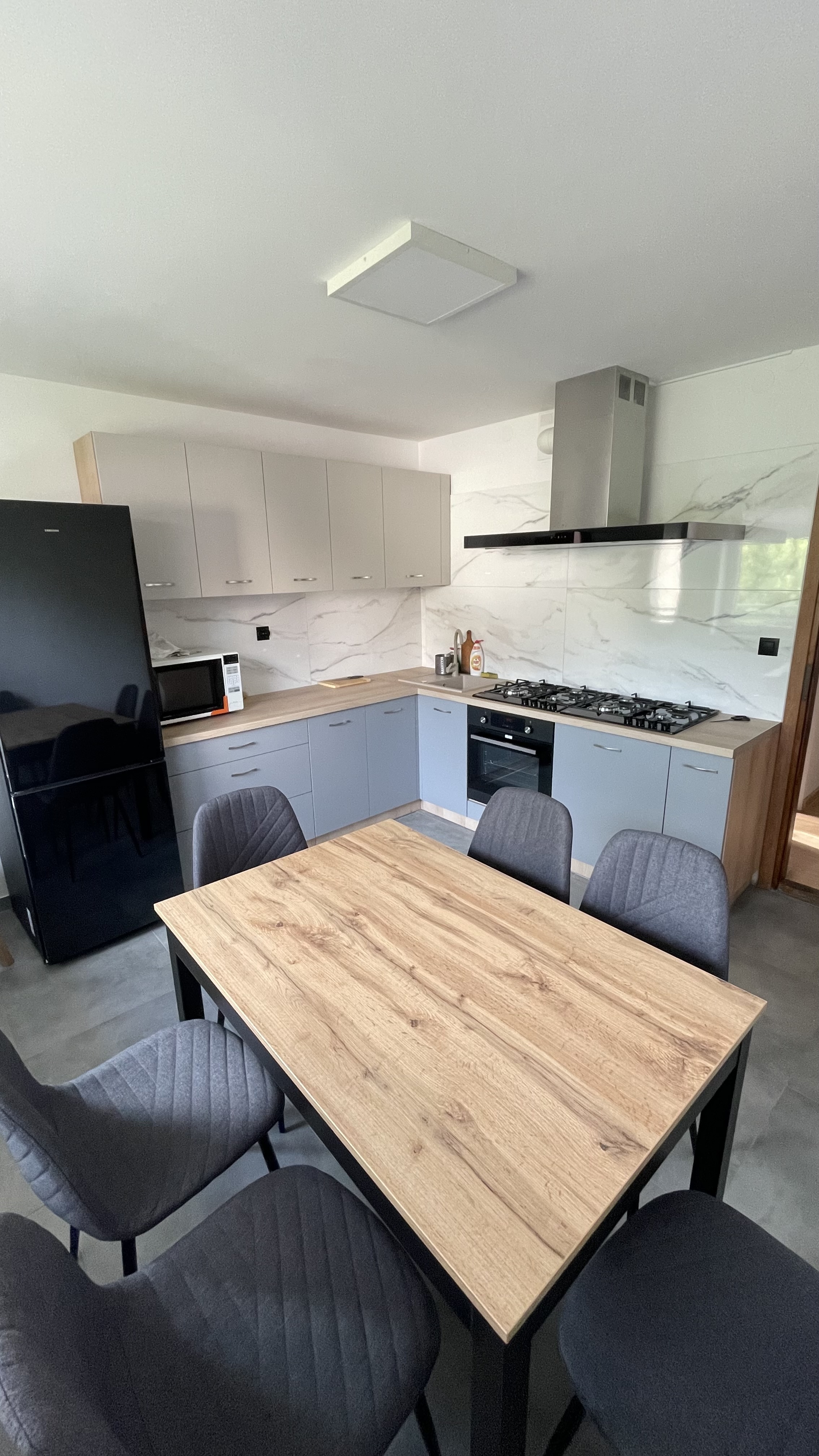 Nowoczesna kuchnia i jadalnia dla gości